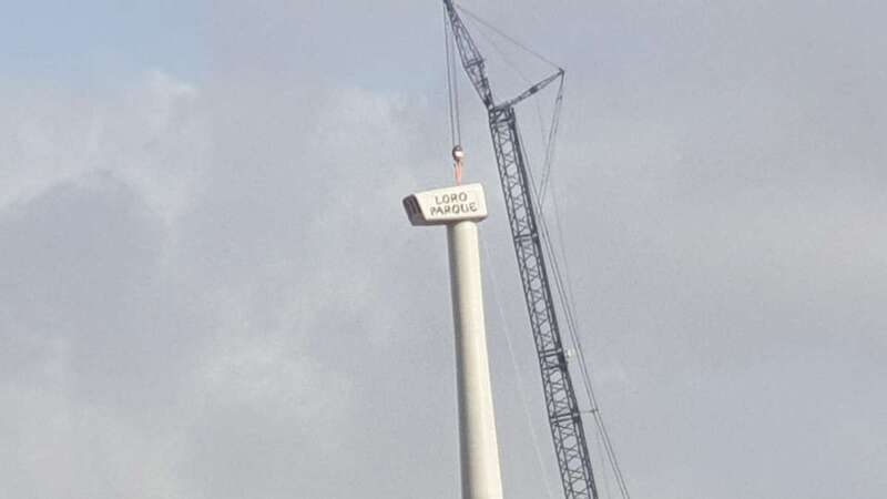 La góndola ya reposa sobre la torre del aerogenerador (Foto TA)